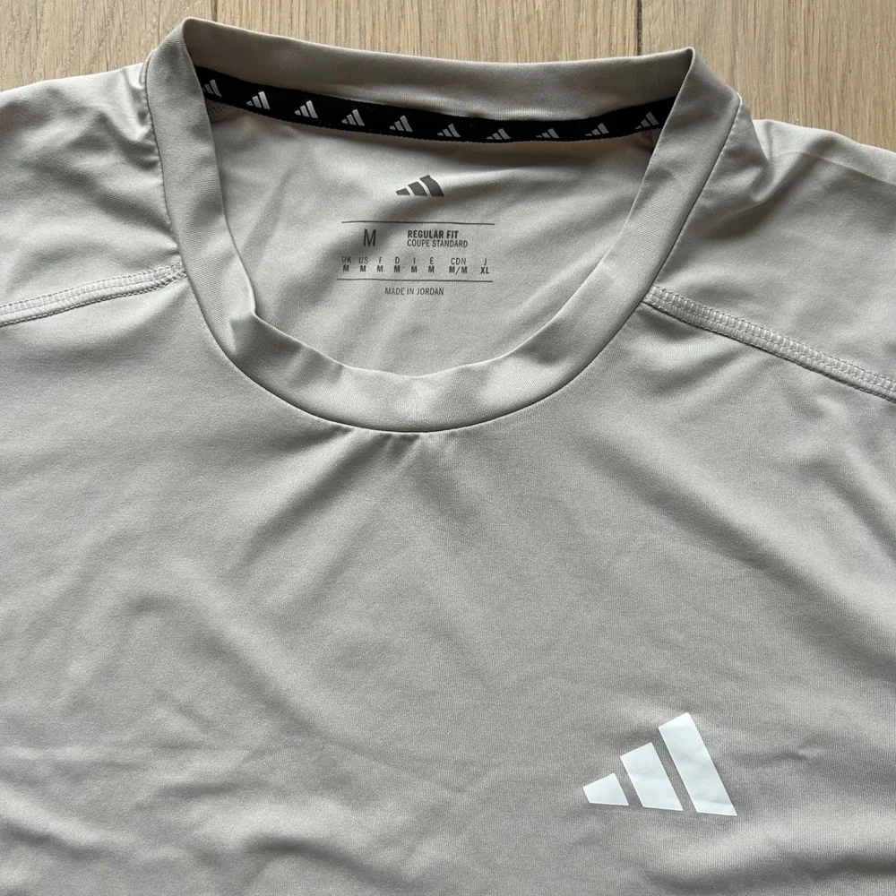 Adidas Training Tee Mens Size M Beige Regular Fit Performance Short Sleeve Shirt